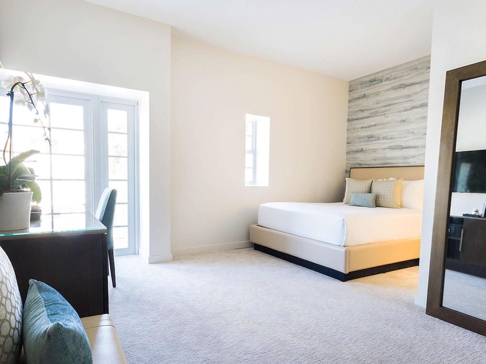 Classic Room, 1 King Bed, Accessible