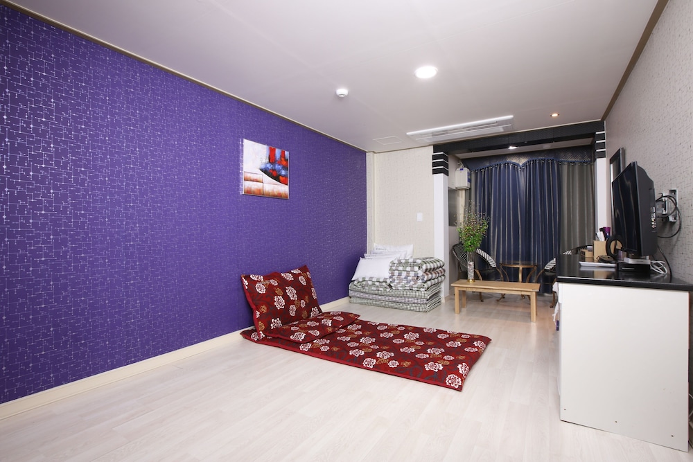 Deluxe Ondol Room (Personal Netflix account available) photo 2