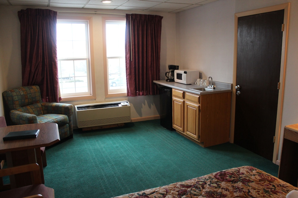 Kitchenette Room, 2 Queens- Not Wheelchair Accessible