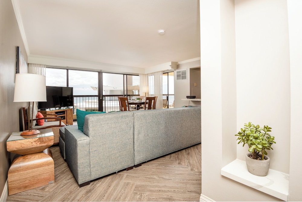 Aston Waikiki Beach Tower: Deluxe Condo, Lanai, Ocean View photo