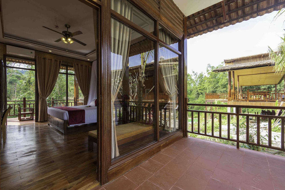 Luxury Bungalow, Stream View photo 3