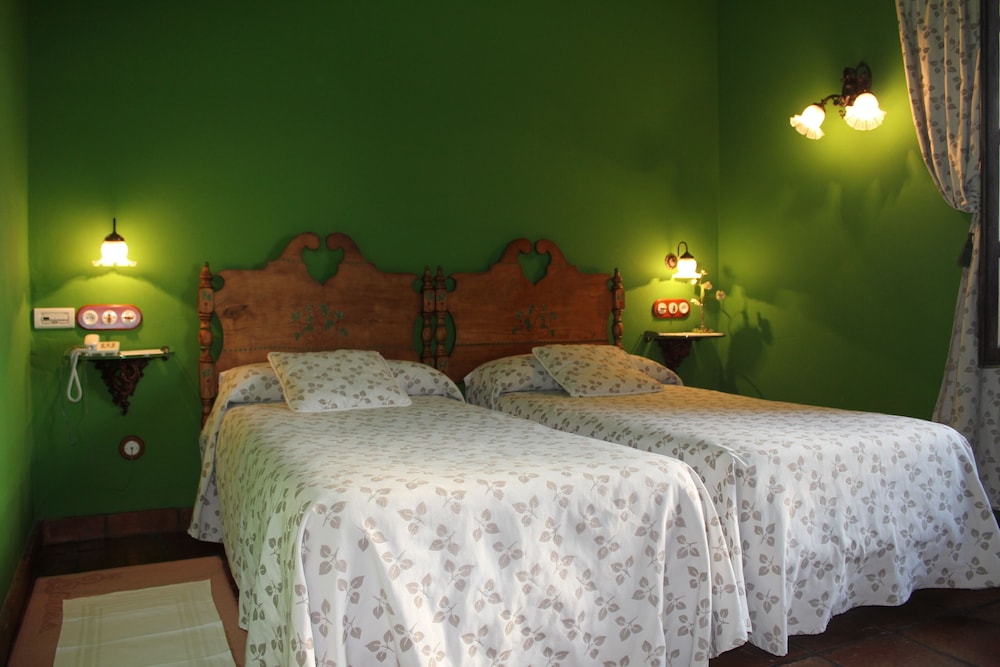 Standard Double or Twin Room - Photo 8