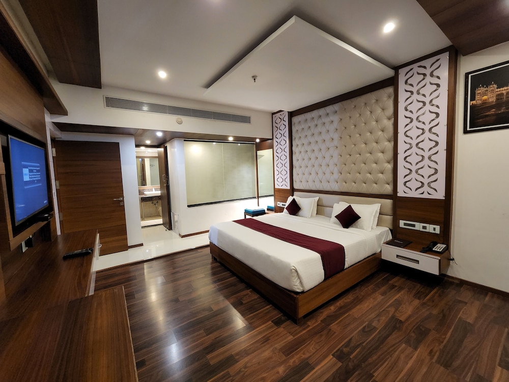 Deluxe Room, 1 King Bed photo 1