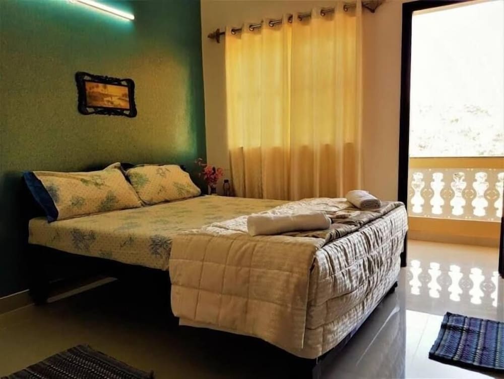 Deluxe Triple Room, Multiple Beds, Mountain View