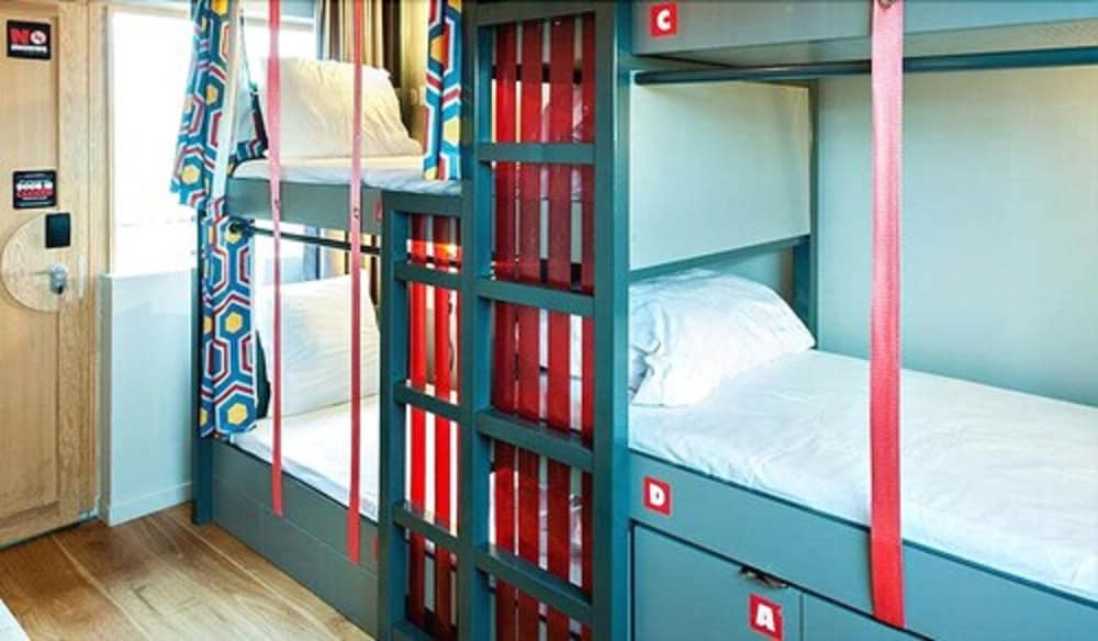 Bed in 6 beds female dorm with shared bathroom photo 3