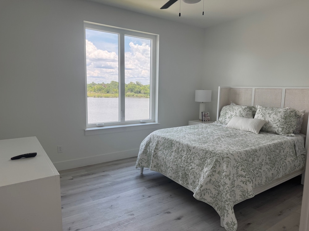Signature Condo, 1 Queen Bed, Pool Access, River View