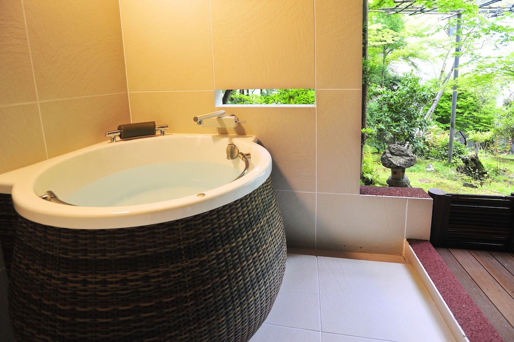 Deluxe Room, Non Smoking, Annex Building thumbnail 5