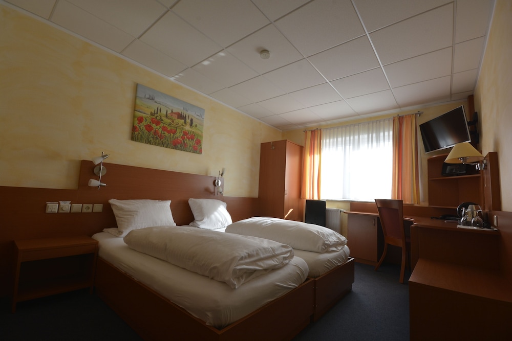 Standard Double Room, 1 Queen Bed, Non Smoking photo 3