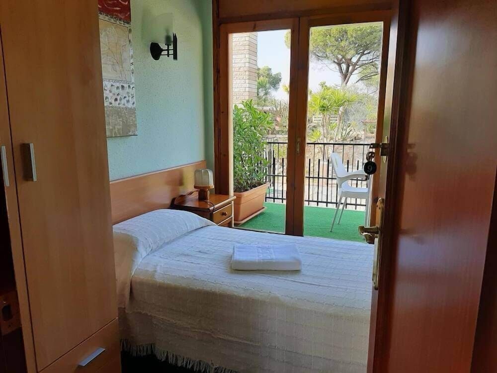 Standard Room, 1 Queen Bed, Garden View photo 2
