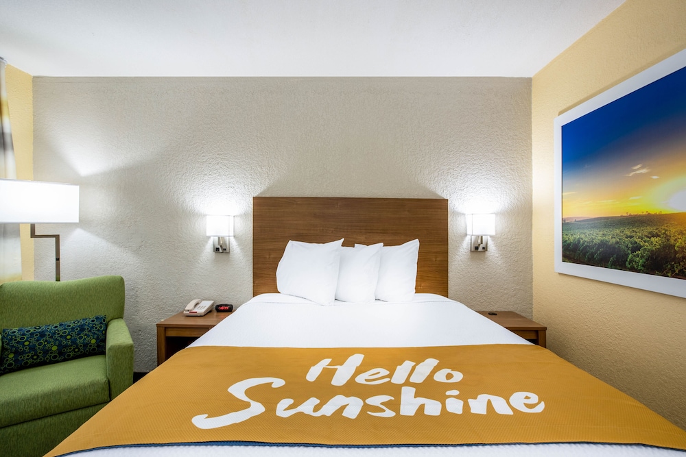 Basic Room, 1 Queen Bed, Non Smoking - Photo 4