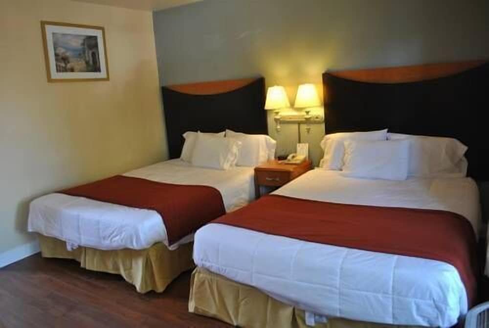 Deluxe Room, Two Queen Beds and Sofa Bed photo 2