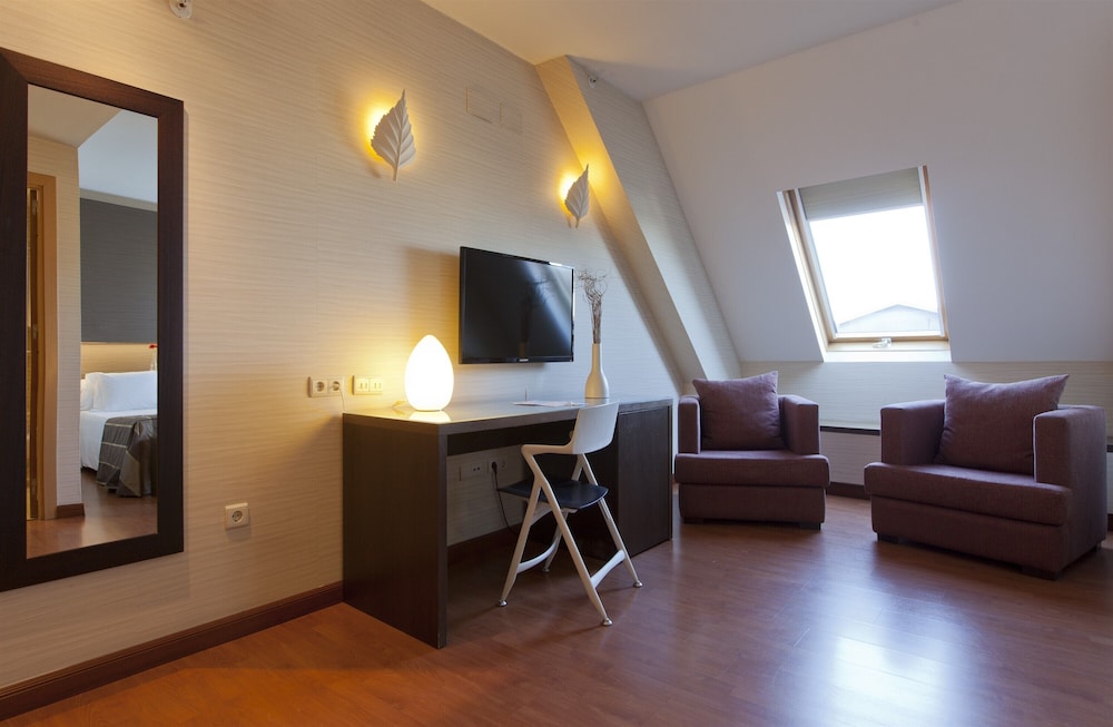 Deluxe Double Room, Jetted Tub - Photo 2