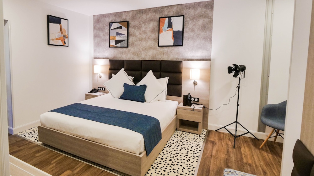 Premium Room, 1 Queen Bed, Non Smoking, City View