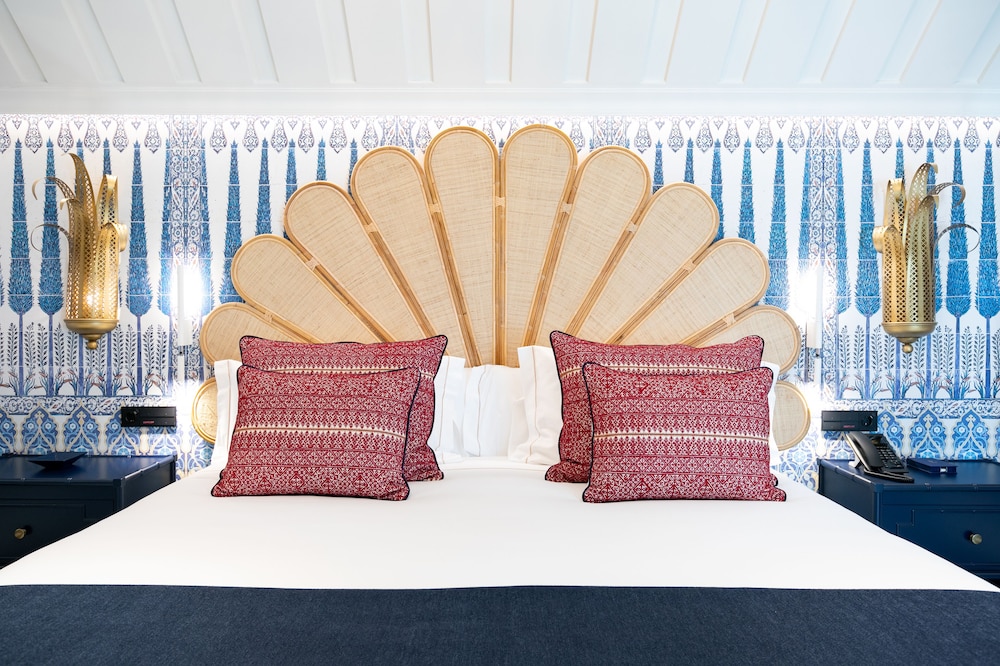Luxury Suite - Photo 2
