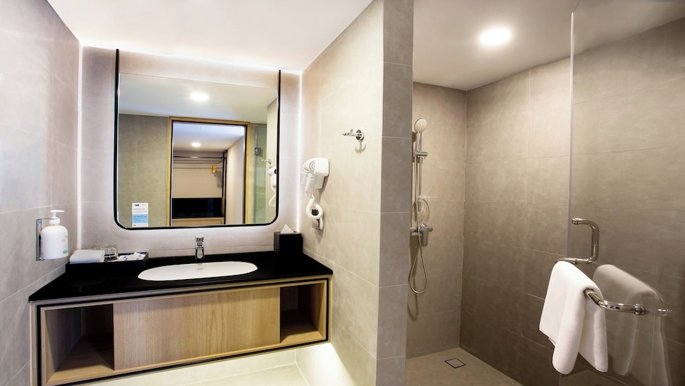 Standard Room, 1 Queen Bed (Free Breakfast) photo 3