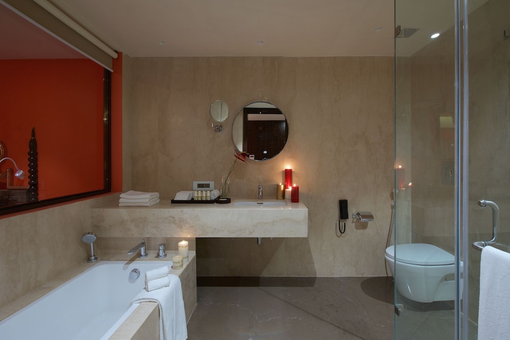 Luxury Suite, 1 King Bed, Bathtub, Partial Lake View photo 2