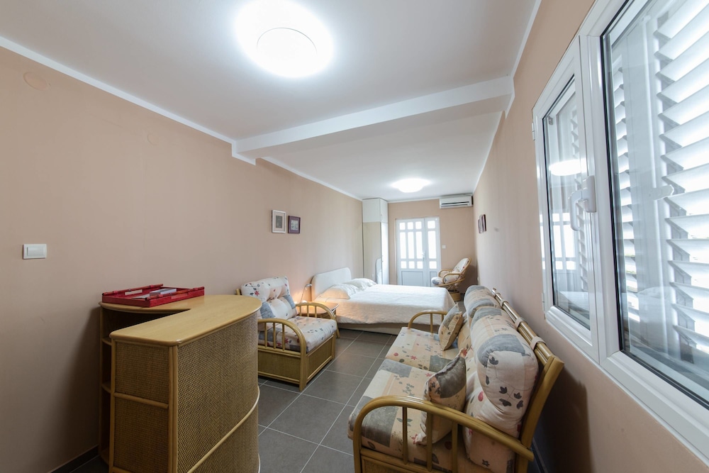 Studio, 1 Queen Bed, Kitchenette, Pool View photo 3