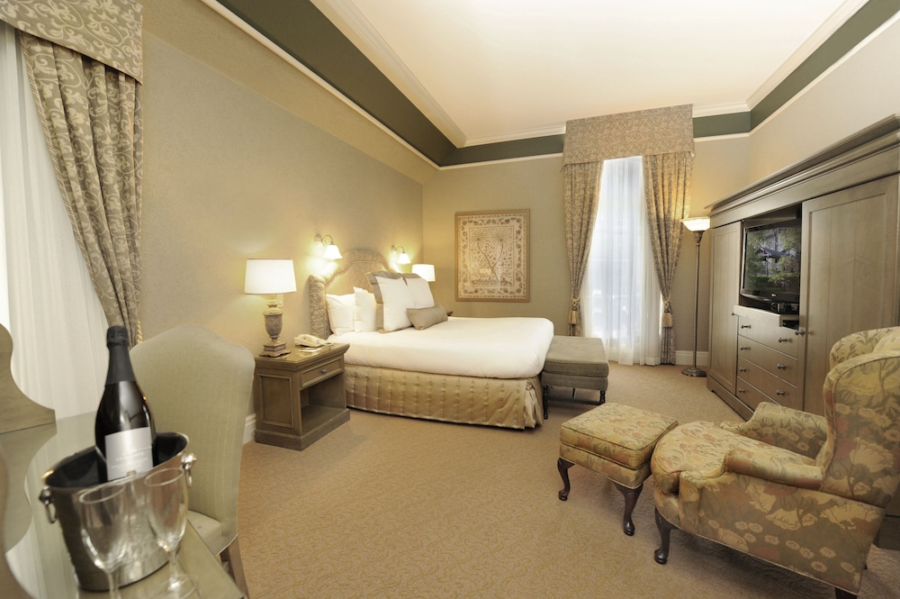 Premium Suite, 1 King Bed with Sofa bed - Photo 1