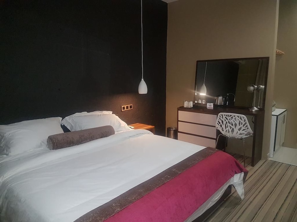 Deluxe Suite, 1 King Bed photo 3