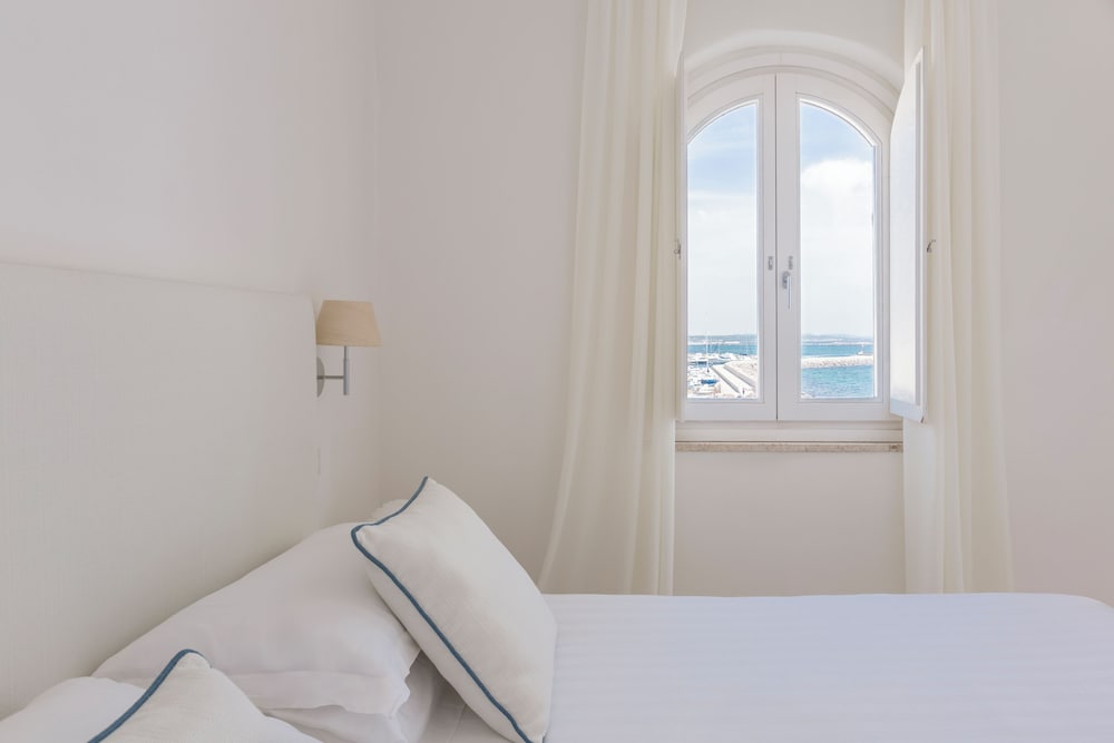 Deluxe Double Room, Partial Sea View photo 2
