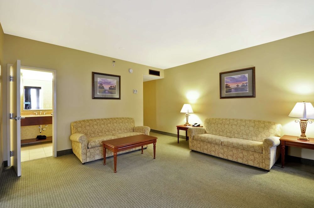 Suite, 2 Queen Beds thumbnail 6