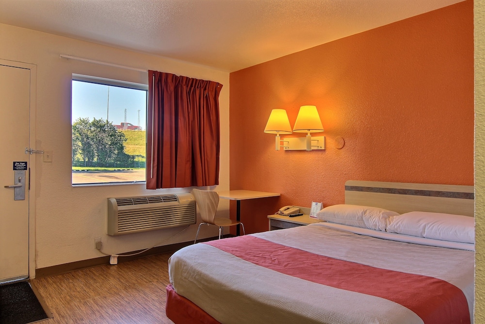 Standard Room, 1 King Bed, Smoking - Photo 3