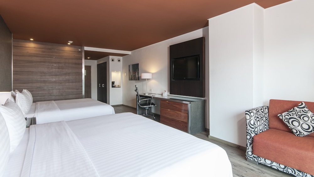 Standard Room, 2 Queen Beds - Photo 2