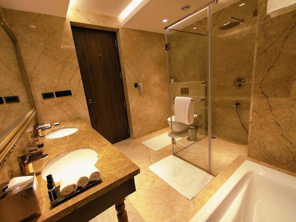 Premium King First Floor Pool Facing - Photo 3