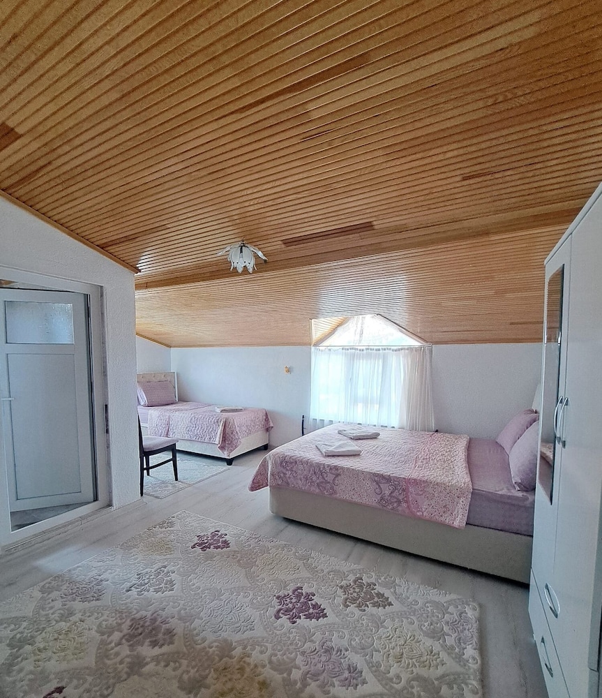 Classic Uc  Kisilik Oda-  Uçgen Pencereli photo 1
