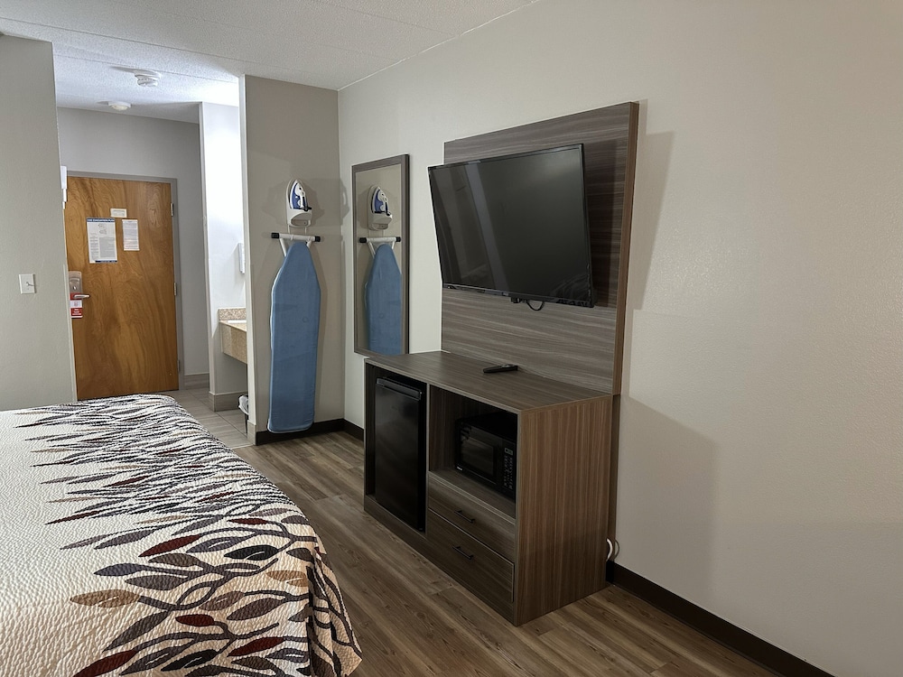 Suite, 1 King Bed, Non Smoking - Photo 3