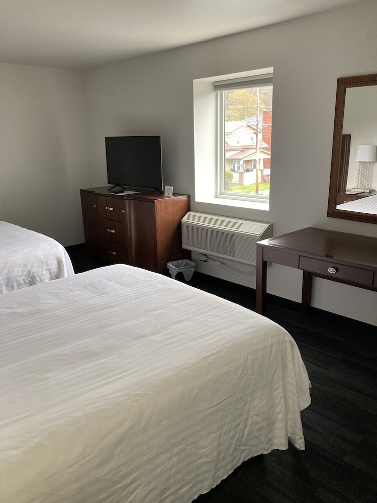 Room 214 - 2 Queen Beds photo 2