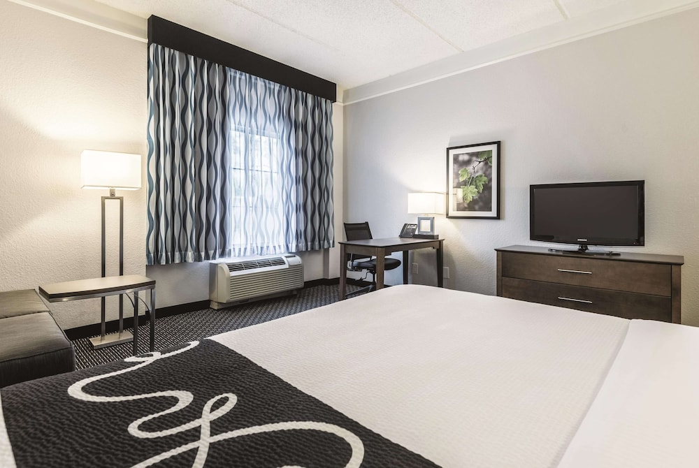 Deluxe Room, 1 King Bed, Non Smoking - Photo 2