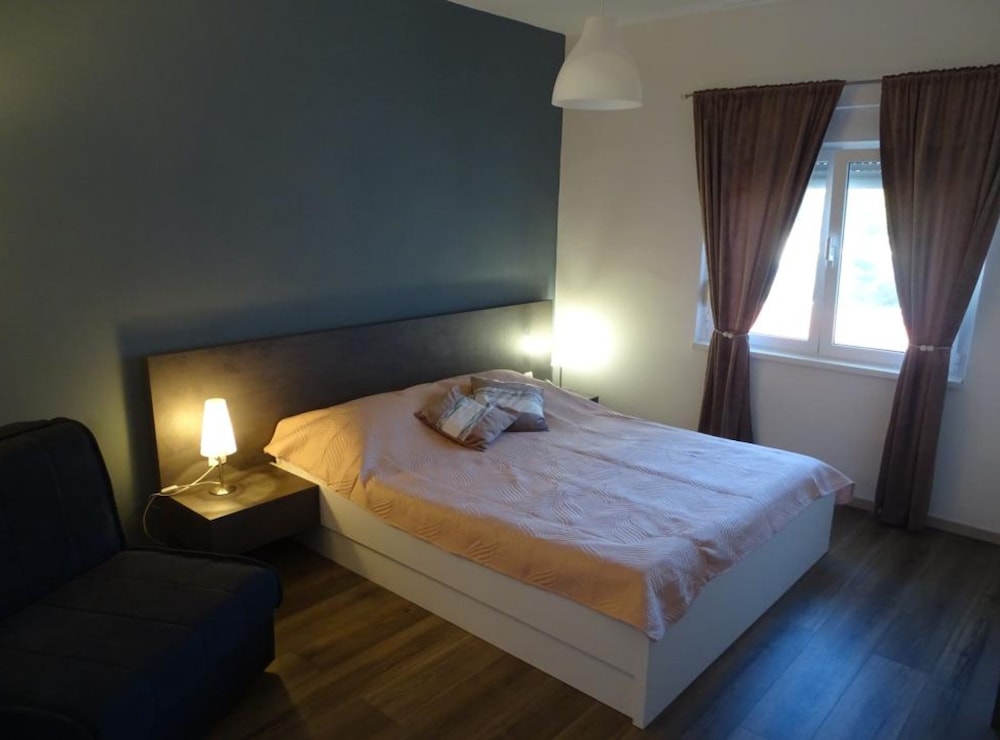 Apartment (Classic Two Bedroom Apartment with Te)