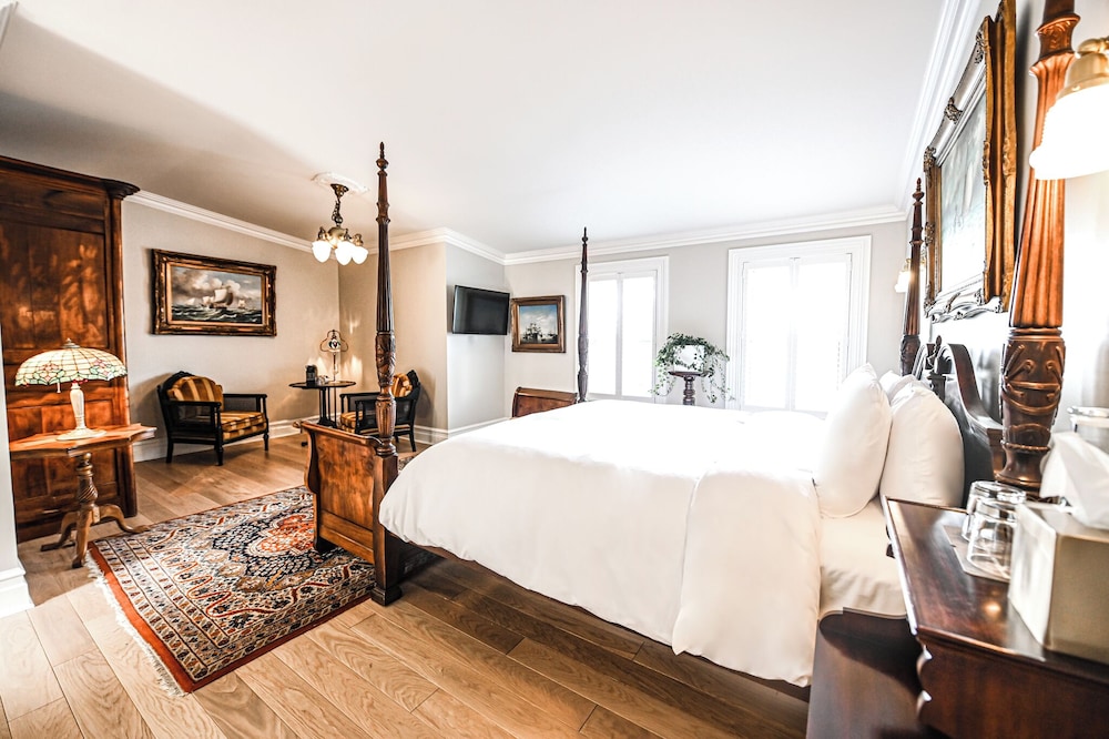 Superior Room, 1 King Bed, Lake View, Annex Building photo 2