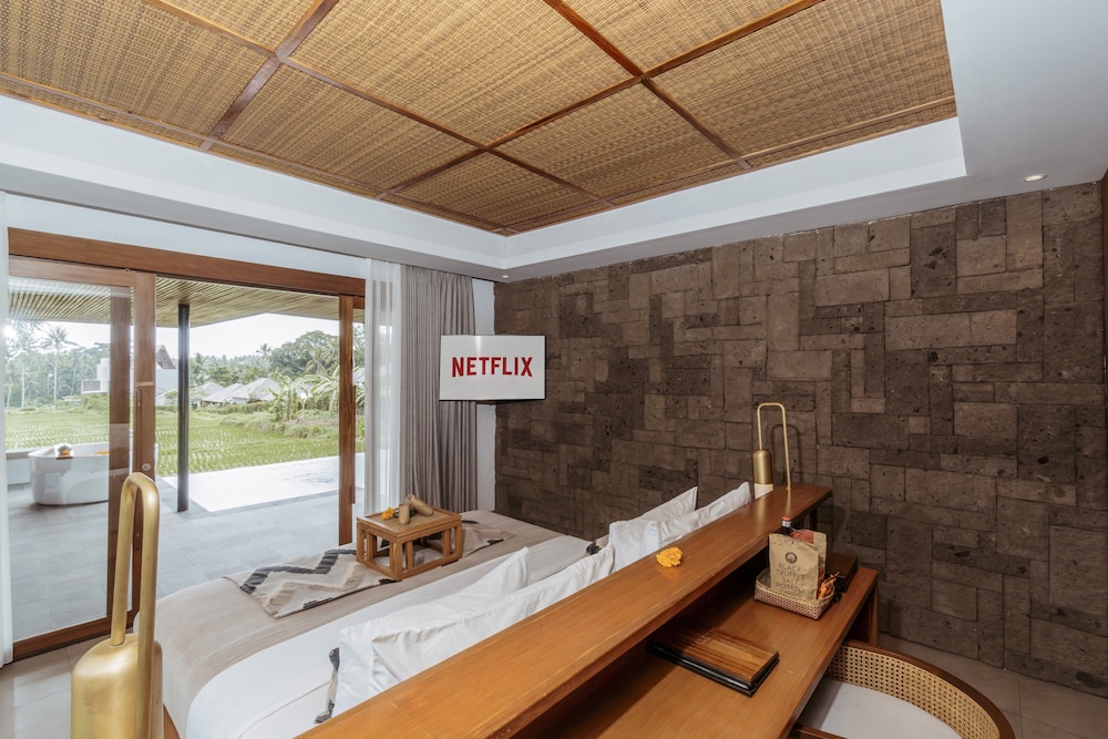 Grand 2 Bedroom Private Pool Villa with Ricefield View thumbnail 6