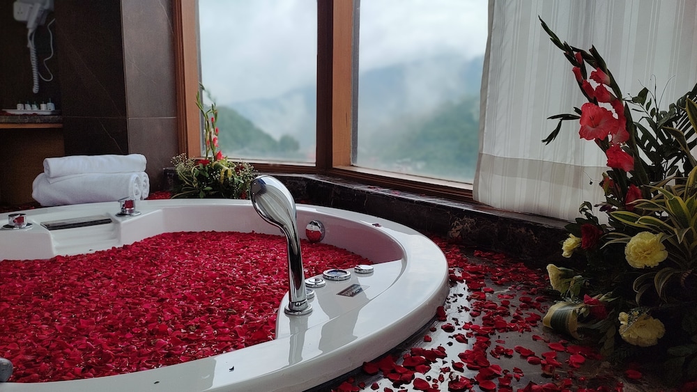 Queen Jacuzzi Suite - Photo 3