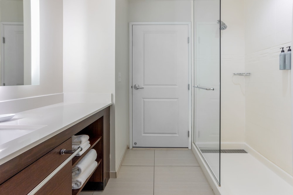 Suite, 1 Double Bed (Mobility/Hearing Accessible, Tub) photo 3