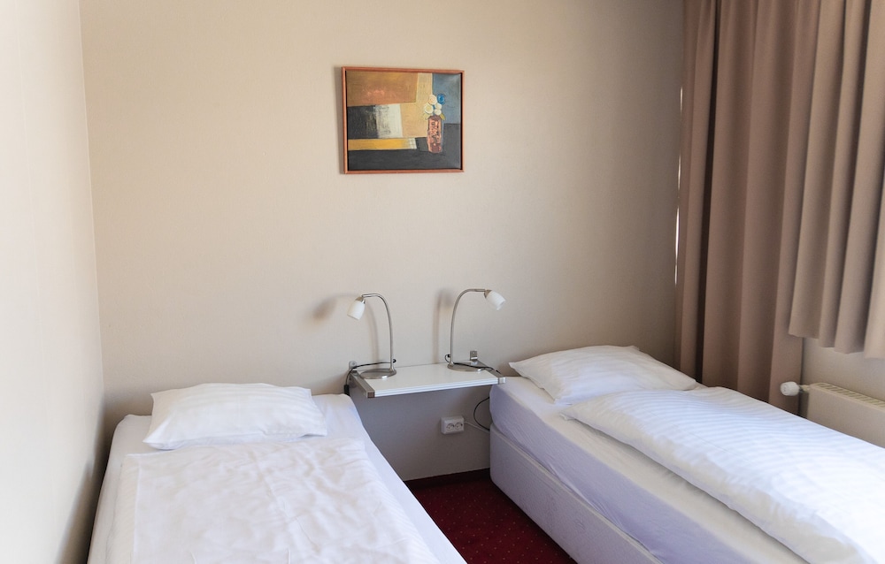 Basic Double or Twin Room, Private Bathroom photo 2