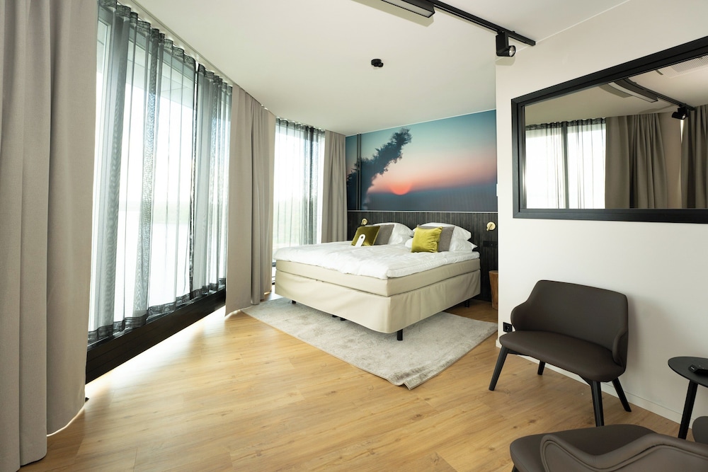 Superior Room, 1 King Bed (SuperiorX - two extra beds possible) photo 3