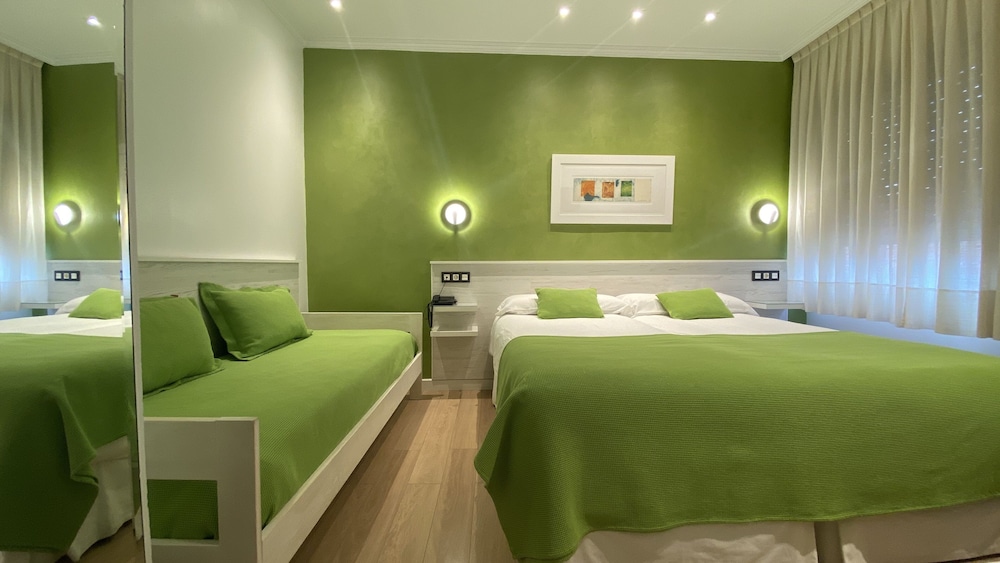 Classic Triple Room, 3 Twin Beds (Sofa Bed) photo 3