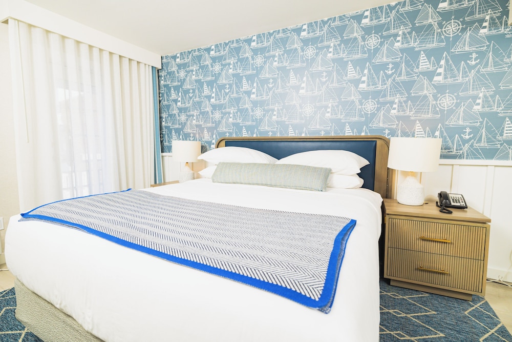 Standard Room, 1 King Bed, Bathtub Grab Bars, City View - Photo 4