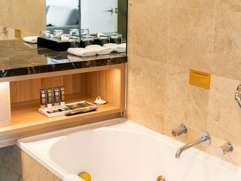 Superior Room, 1 King Bed, Jetted Tub thumbnail 6