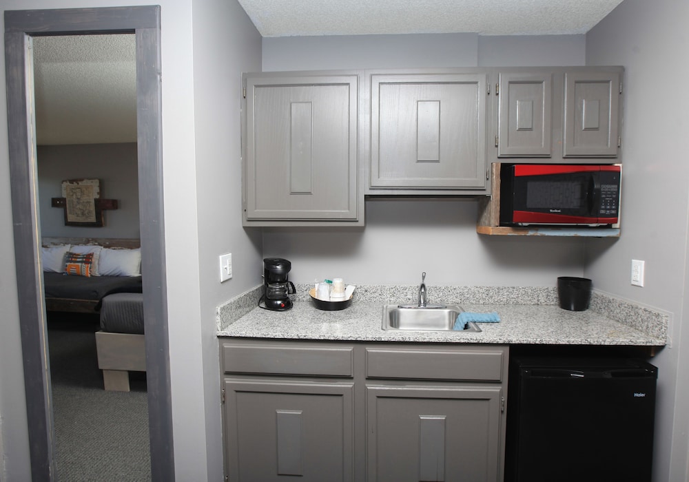 Sugar Babies 2 King Beds, Twin, Kitchenette photo 2
