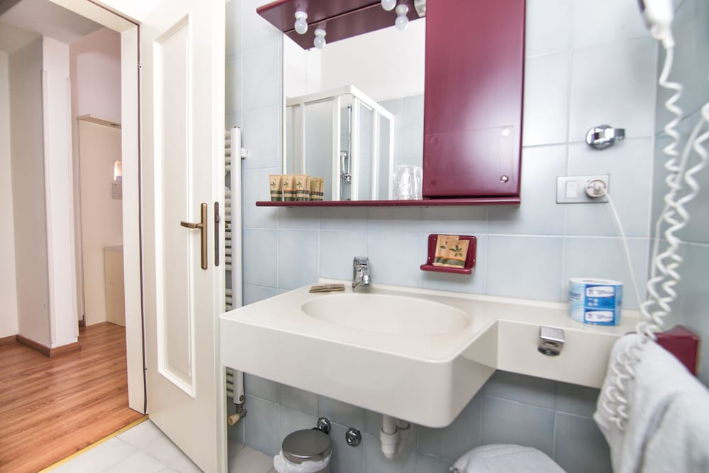 Economy Triple Room - Photo 4