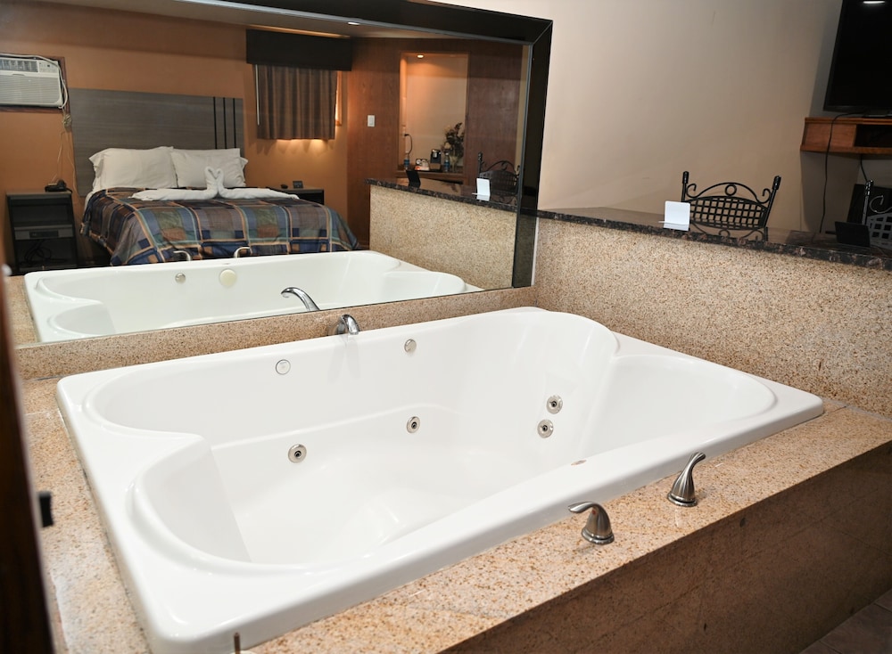 Room, 1 Queen Bed, Jetted Tub photo 2