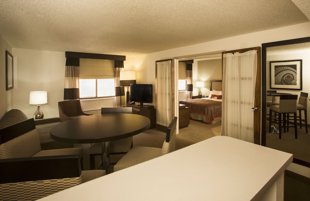Suite, 1 Queen Bed - Photo 3