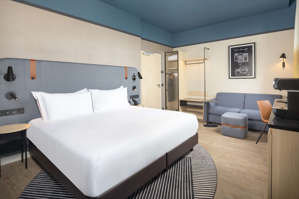 Executive Room, 1 King Bed with Sofa bed - Photo 3