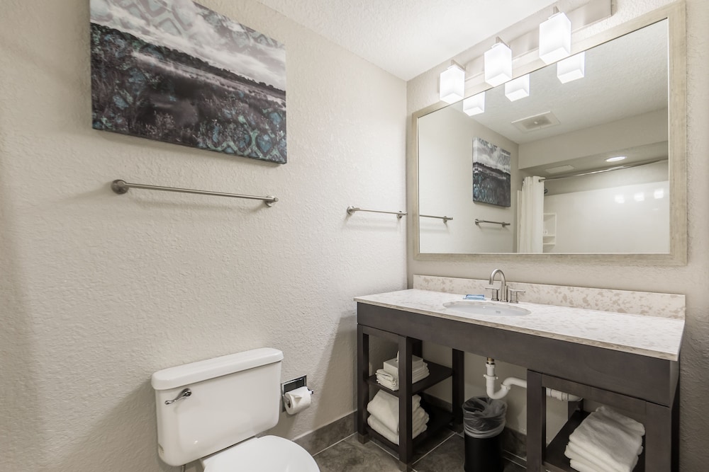 Standard Suite, 2 Queen Beds, Non Smoking, Refrigerator & Microwave (Shower Only;with Sofabed) - Photo 9