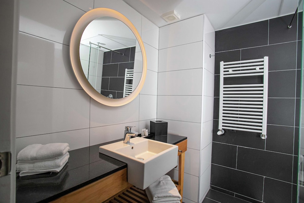 Room, 2 Double Beds, City View thumbnail 6