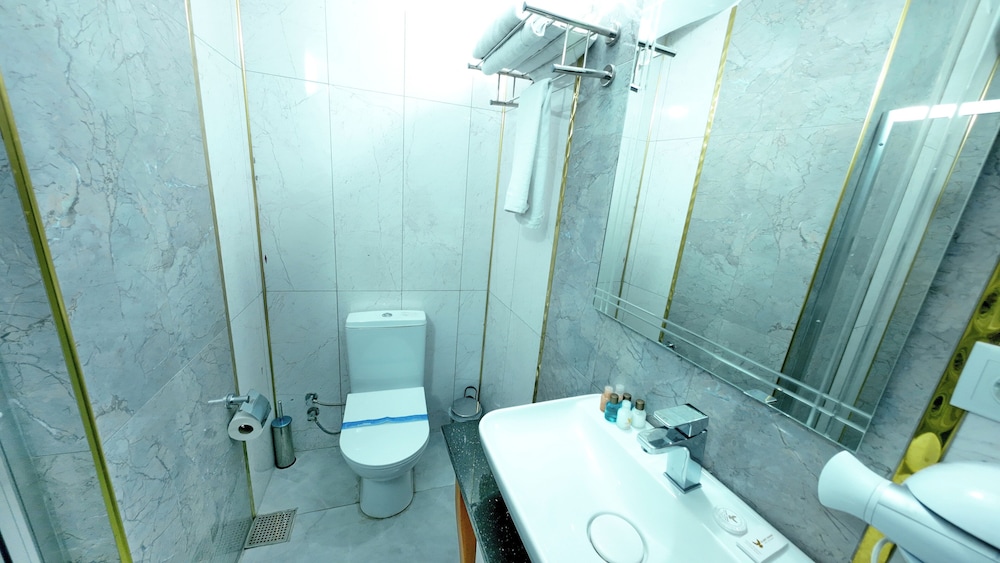 Standard Double or Twin Room - Photo 8